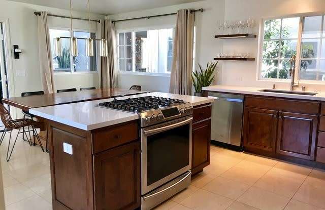 445 Begonia Avenue - 445 Begonia Avenue, Newport Beach, CA 92625