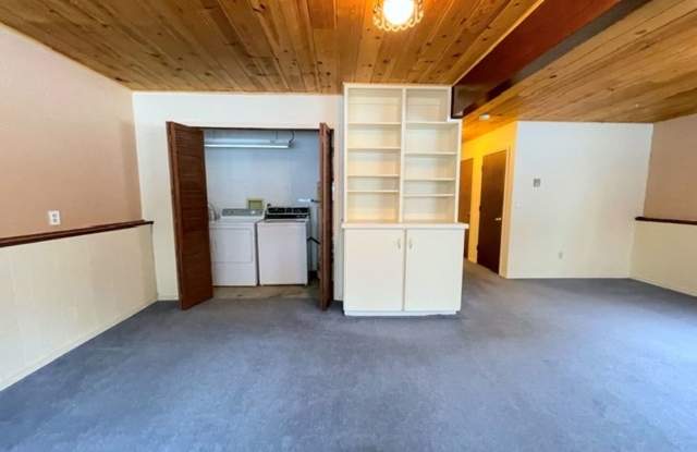 East Anchorage Four Bedroom Home with Bonus/Family Room, Fireplace, and Attached Garage Gallery 4