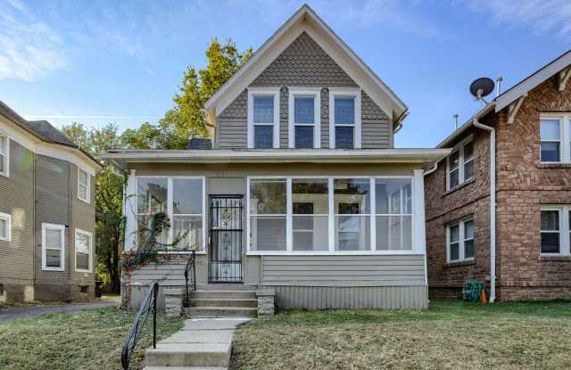 Cozy 3 Bedroom With Enclosed Porch  Fenced Yard!! photos photos