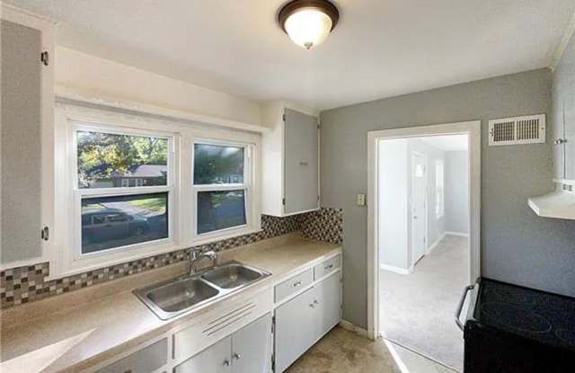 Cute 2 Bedroom 1 bath Bungalow Gallery 1