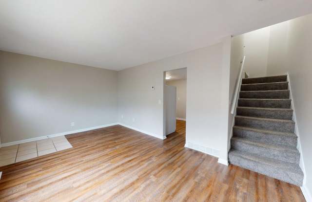 Elyria, 2 bedroom/1 bathroom renovated townhouse. Gallery 1
