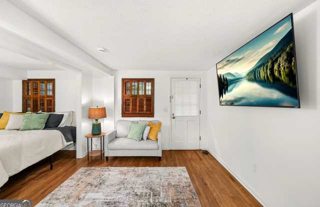 3635 Cantrell Road Gallery 3