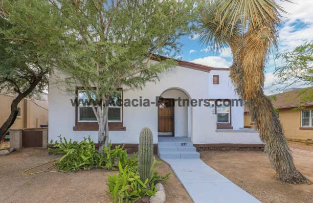 1227 N 1st Ave photos photos