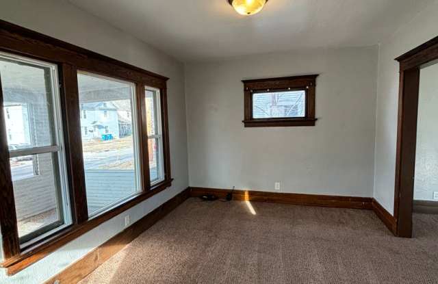 !! RENT SPEICAL -FIRST MONTH RENT FREE!! 3 Bedroom, 1 bathroom home in Waterloo, IA - 619 West 1st Street, Waterloo, IA 50701