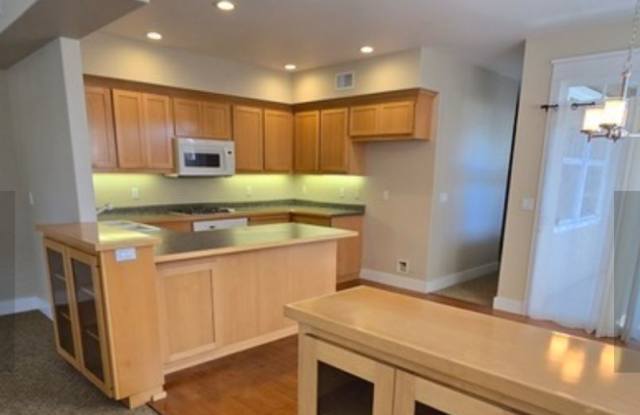 Large 2 bedroom close to downtown Gallery 3