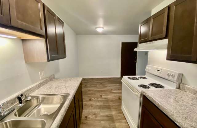 Remodeled 1 Bedroom at Greenway Park - Available by October 6th Gallery 2