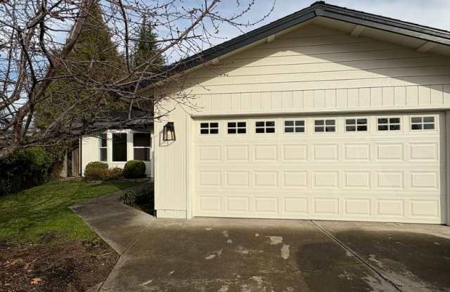 4 Bed 2 Bath House Modern Comfort Meets Energy Efficiency! - 2936 Aldersgate Road, Medford, OR 97504