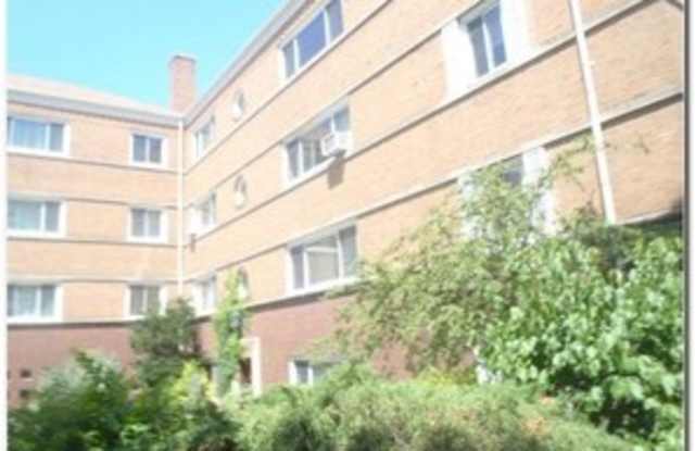 MUST SEE! INVITING 2 BED/1BATH CONDO HEAT, PARKING INCLUDED RIVER FOREST AREA! - 1114 North Harlem Avenue, River Forest, IL 60305