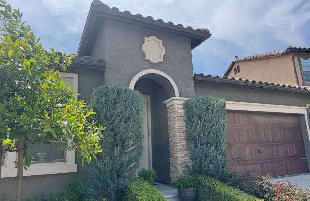 Spacious 3BD/2BA Fresno Home for Rent | Attached Garage, Jacuzzi Tub & Private Backyard! photos photos