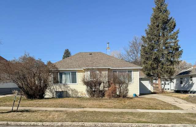 PET FRIENDLY 3 BEDROOM HOME NEXT TO JR HIGH - 542 Clarendon Avenue, Sheridan, WY 82801