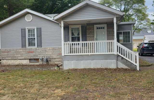 Charming 2BR Wood River Home with Large Yard & Carport Gallery 1