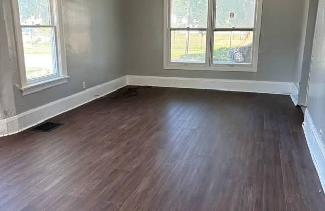 Spacious 4 bedroom, 1.5 bathroom house near school! - 816 Sumner Street, Waterloo, IA 50703