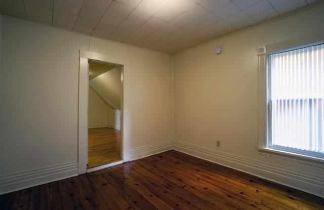 513 Columbus - Available 8/1/27 - Second Floor Apartment Gallery 3