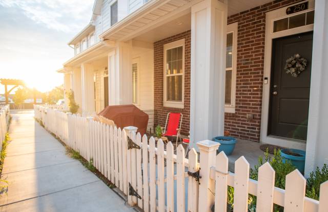 250 East Ellen Lane Gallery 1