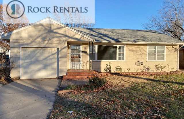 2 Bed 1 Bath in Great Neighborhood - 76 Faircrest Drive, Hutchinson, KS 67502