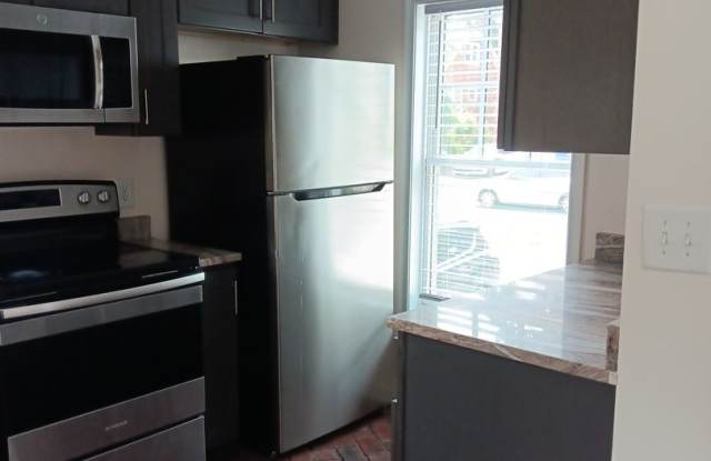 2027-2028 Leasing Year Heart of 14th ST / 3 bedroom 2 Bath 515 14th St NW Apt B Gallery 3
