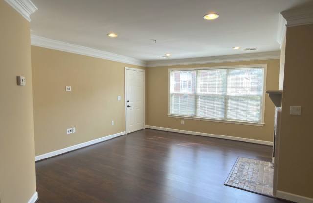 Light Filled 2 Bed 2 Bath Condo in Leesburg For Rent! Gallery 4