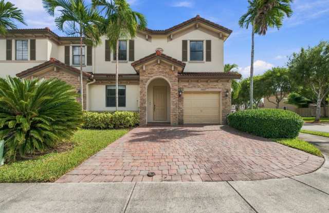 Spacious 4-Bedroom Townhome | 2,122 Sq Ft, Private Backyard, Washer & Dryer + Resort-Style Amenities! Gallery 4