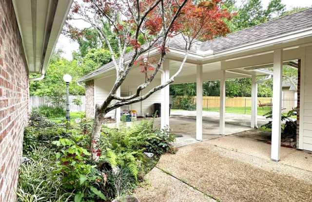 3BD/2BA House Off Perkins between Bluebonnet and Siegen. Gallery 4