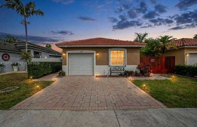 15561 SW 144th Ter photos photos