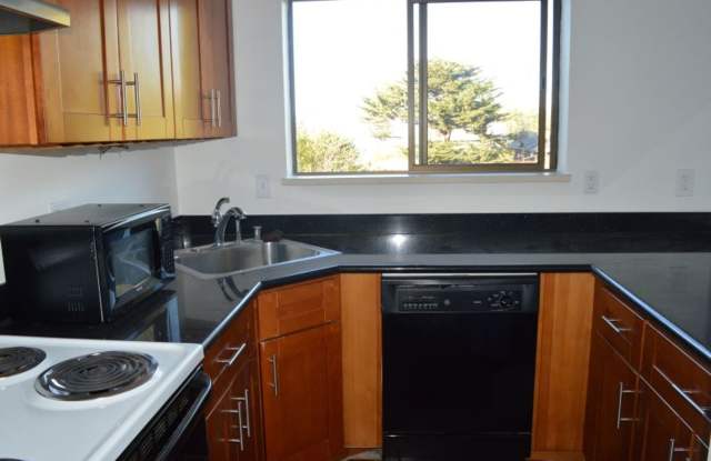 Townhouse Style Duplex Unit with Vaulted Ceiling and Bay View Gallery 4