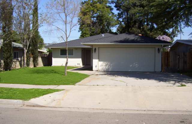 Recently remodeled home offering many updated and nice amenities, Central Fresno near Fresno High  Tower District. Close to shopping and HWY 99. - 1116 West Vassar Avenue, Fresno, CA 93705