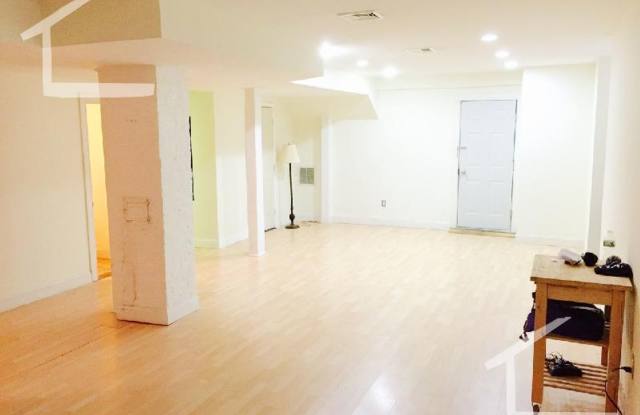 Studio w/ Heat, Hot Water & Electricity Included Gallery 1