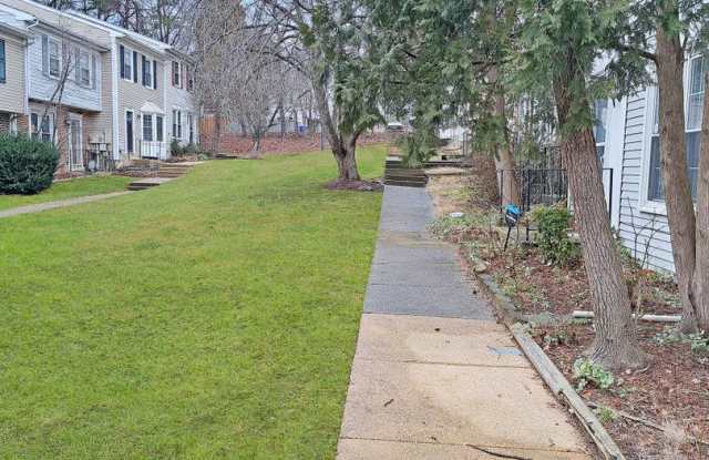 End Unit Townhome 3/Bedrooms 1.5/Bathrooms-Fenced In Yard, Large Deck, Hardwood Flooring, Newly Painted! Gallery 3