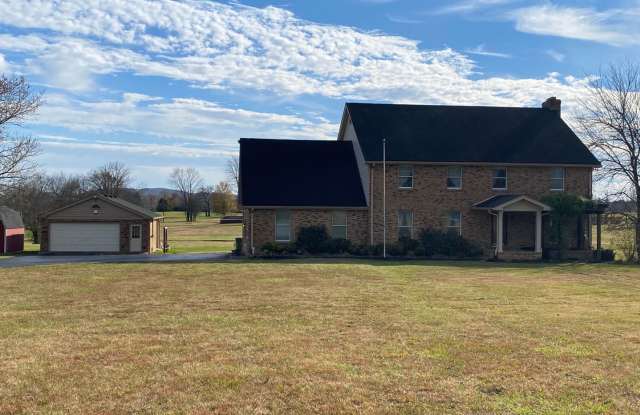 FOR LEASE - 4 Bed, 4 Bath, 5000sqft, 1.5 acres Home Lebanon, TN - 2720 Leeville Pike, Lebanon, TN 37090