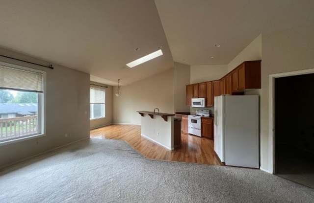 Spacious Olympia 3BD+Den - New Carpet & Paint Gallery 3