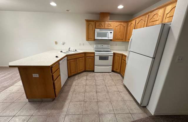 MOVE IN SPECIAL! Large 3 Bedroom 3.5 Bath townhouse in West Pasco! - 7622 Quadra Drive, Pasco, WA 99301