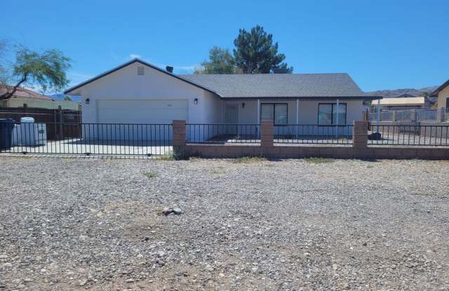 Charming 3-Bed River Retreat Home with Open Layout  Covered Patio - 1529 Taylor Road, Bullhead City, AZ 86442