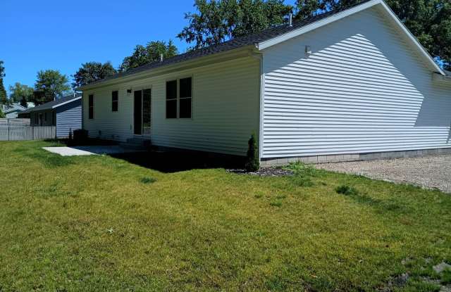 AVAILABLE NOW! 3 bed 2 bath Single Family home in Norton Shores! Gallery 3