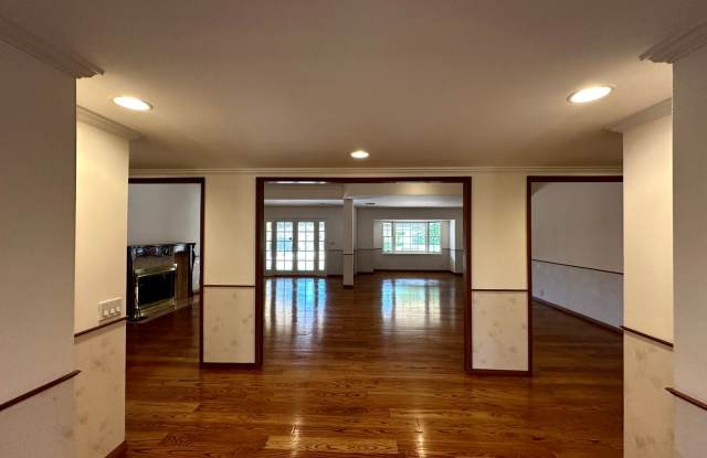 6 Bedroom + 4 Bathroom - Single Level Living, Perfect for Multi Generational Family, Large Yard Gallery 3