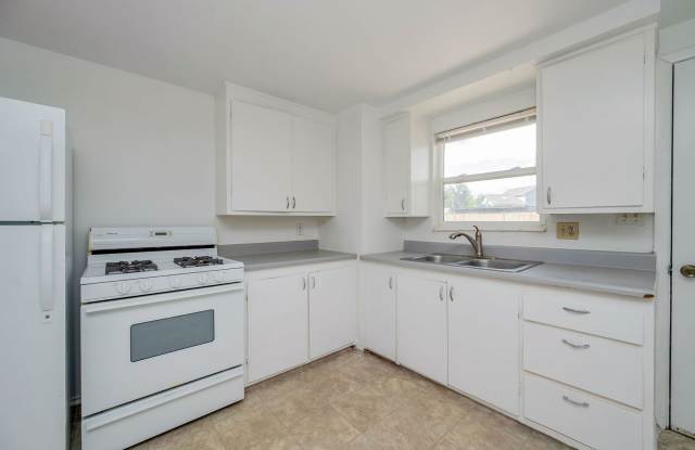 West Jordan Duplex w carport AVAILABLE NOW!! Gallery 3
