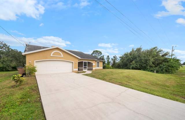 Stunning freshly painted 3 bedroom 2 bathroom home in Lehigh Acres Gallery 3