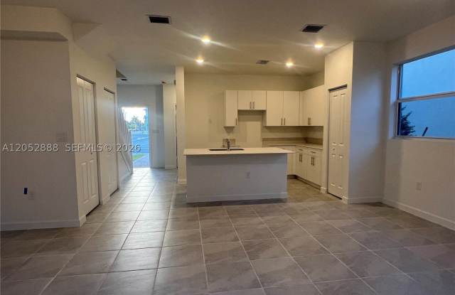 106 SE 11th CT Gallery 3