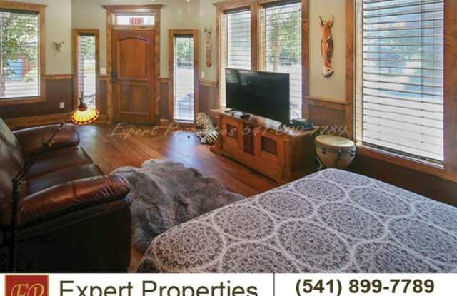 195 East E St - 195 East East Street, Jacksonville, OR 97530