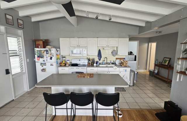 Very large 2/1 on coveted Kalaheo Hillside - 1257 Mokapu Boulevard, Honolulu County, HI 96734