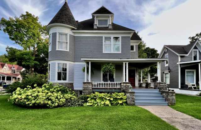 Victorian Gem in the Heart of Downtown – Fully Furnished Seasonal Retreat photos photos