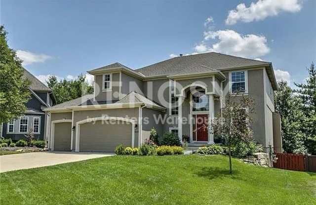 5 Bedroom Home in Overland Park Gallery 1