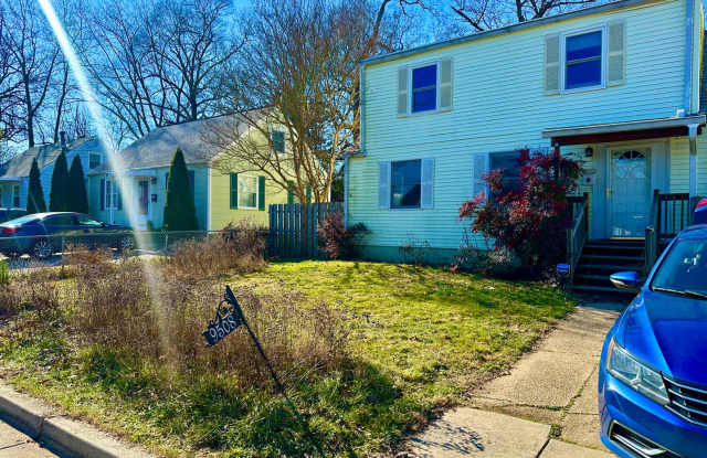 4 Bed + 2 Bath - Screened in Porch! Pets Welcome! Parking! photos photos