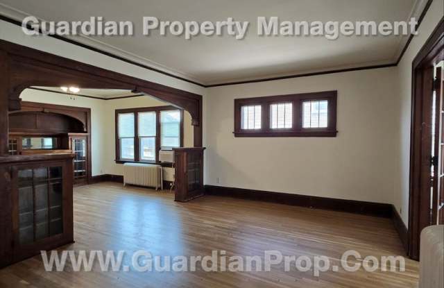 Large main floor duplex unit, Updated Kitchen & Bath, Full Dining Room w/Built-ins + Sunroom, garage stall Gallery 4