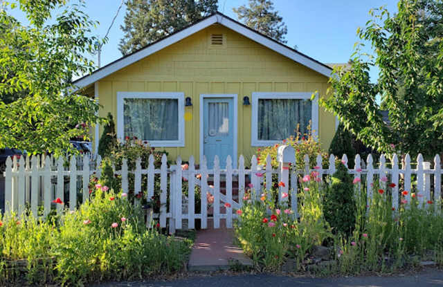 Charming Westside Cottage photos photos