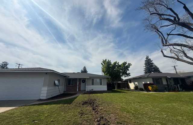 3 bedrooms, 2-bathroom home with pool in Visalia, CA! photos photos