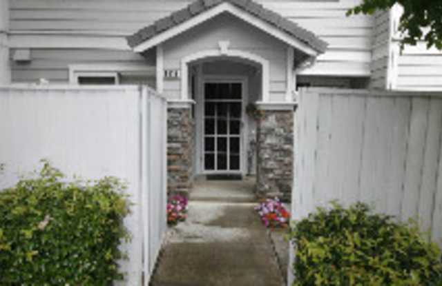 Townhouse with New Paint  New Carpets photos photos