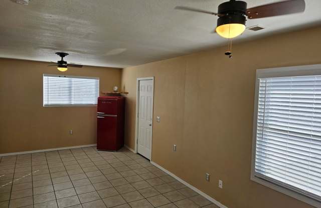 Cozy 3 bed 2 bath- great location Gallery 3