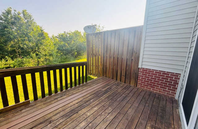 NEW FLOORS!  3 Bedroom 2.5 Half Bath Townhouse Gallery 3