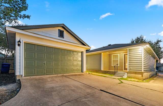 Stunning 2 bedrooms, 2 bathrooms home in Manor!!! Gallery 1