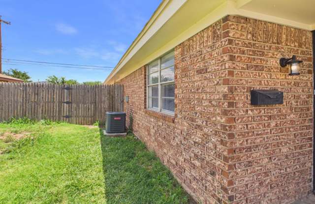 Cute 2 bed 1 bath you don't want to miss! Gallery 3